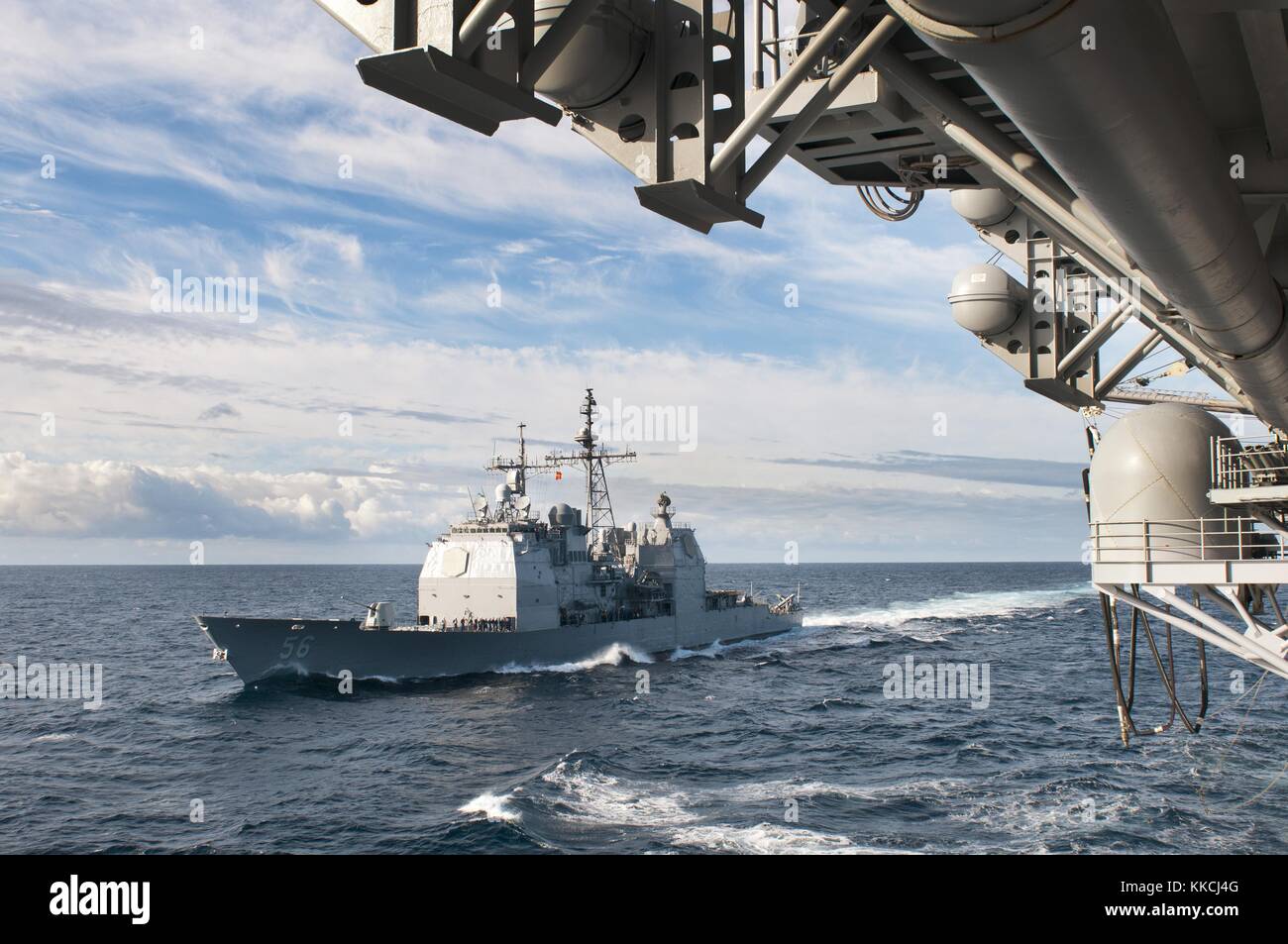 L'incrociatore missilistico guidato USS San Jacinto CG 56 si avvicina alla nave d'assalto anfibia USS Kearsarge LHD 3 per un rifornimento in mare, nell'Oceano Atlantico. Per gentile concessione di Mass Communication Specialist 1st Class Tommy Lamkin/US Navy, 2012. Foto Stock