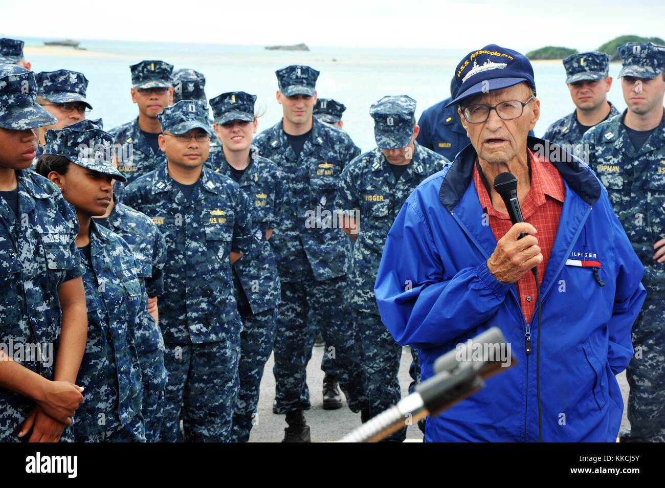 Wayne Heyart, un ex ufficiale arruolato Radioman di prima classe e veterano della seconda guerra mondiale, parla delle sue esperienze in Marina all'equipaggio del cacciatorpediniere missilistico guidato classe Arleigh Burke USS McCampbell DDG 85 durante un tour della nave, Okinawa, Giappone. Per gentile concessione di Mass Communication Specialist Seaman Declan Barnes/US Navy, 2012. Foto Stock