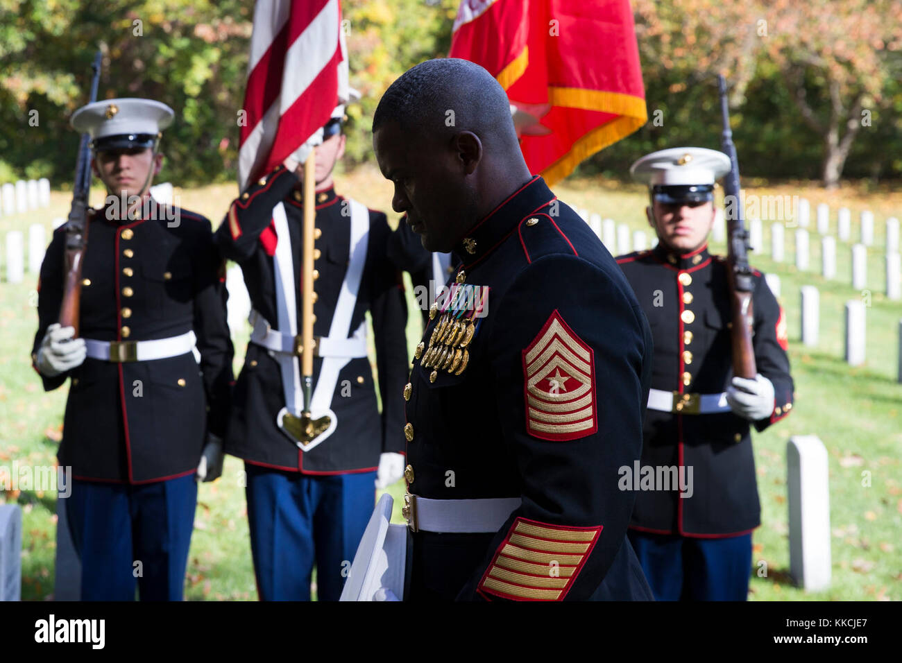 Stati Uniti Marine Corps Sgt. Il Mag. Charles Williams, sergente maggiore, Marine Corps base Quantico, china il capo per un momento di silenzio durante una ghirlanda di cerimonia di posa per Sgt. Il Mag. Henry il nero, 7 sergente maggiore del Corpo dei Marines a Quantico Cimitero Nazionale, Triangolo, Virginia, nov. 10, 2017. La cerimonia si tiene ogni anno il Marine Corps compleanno per onorare la memoria e il servizio di Sgt. Il Mag. Nero. (U.S. Marine Corps foto di Cpl. Robert Gonzales) Foto Stock