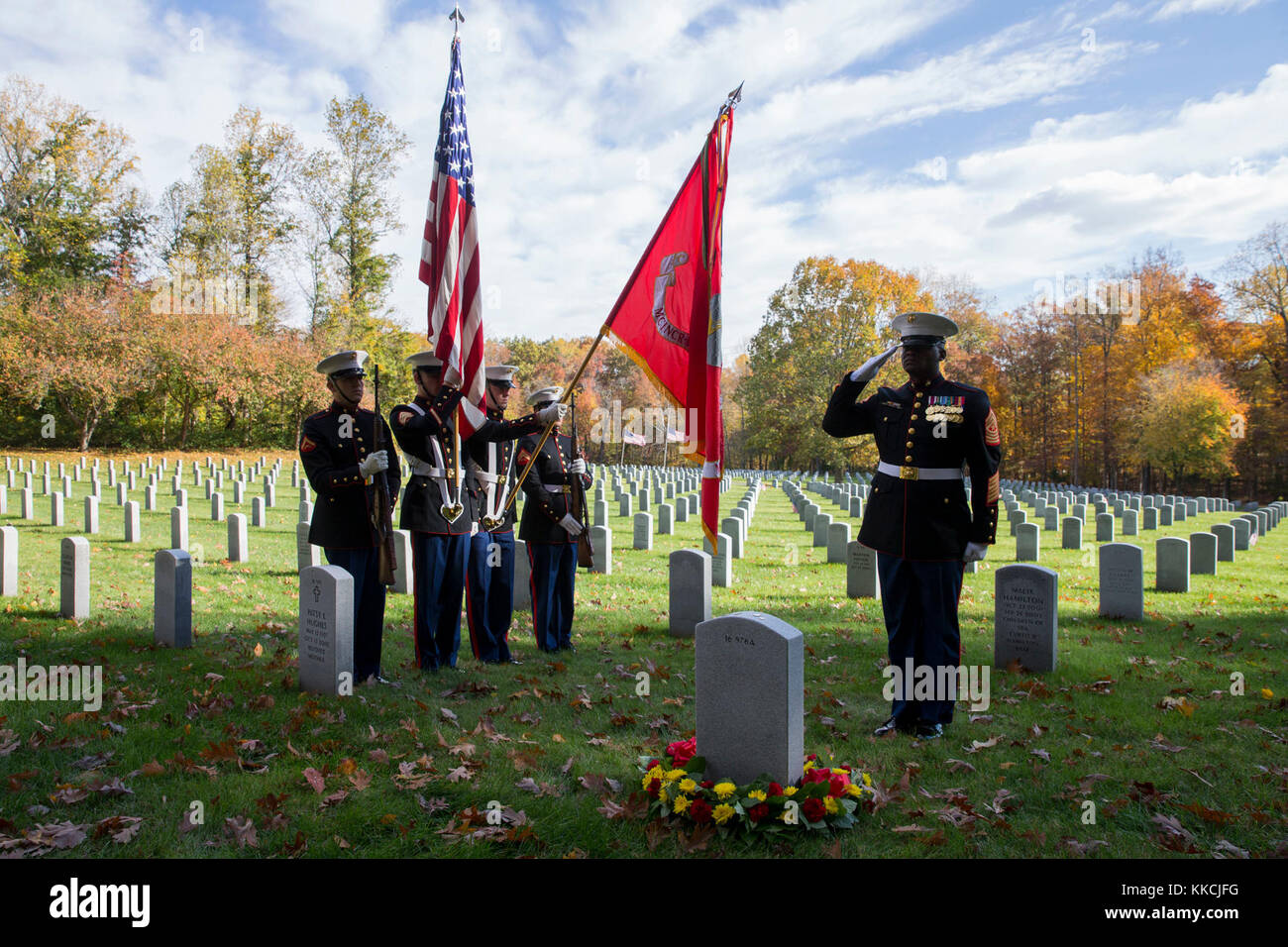 Stati Uniti Marines si riuniscono per una ghirlanda di cerimonia di posa per Sgt. Il Mag. Henry il nero, 7 sergente maggiore del Corpo dei Marines a Quantico Cimitero Nazionale, Triangolo, Virginia, nov. 10, 2017. La cerimonia si tiene ogni anno il Marine Corps compleanno per onorare la memoria e il servizio di Sgt. Il Mag. Nero. (U.S. Marine Corps foto di Cpl. Robert Gonzales) Foto Stock