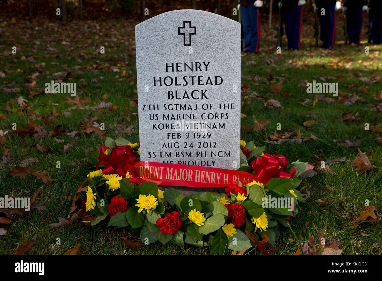 Una corona è posto dalla lapide di Sgt. Il Mag. Henry il nero, 7 sergente maggiore dei Marine Corps, durante una ghirlanda di cerimonia di posa a Quantico Cimitero Nazionale, Triangolo, Virginia, nov. 10, 2017. La cerimonia si tiene ogni anno il Marine Corps compleanno per onorare la memoria e il servizio di Sgt. Il Mag. Nero. (U.S. Marine Corps foto di Cpl. Robert Gonzales) Foto Stock