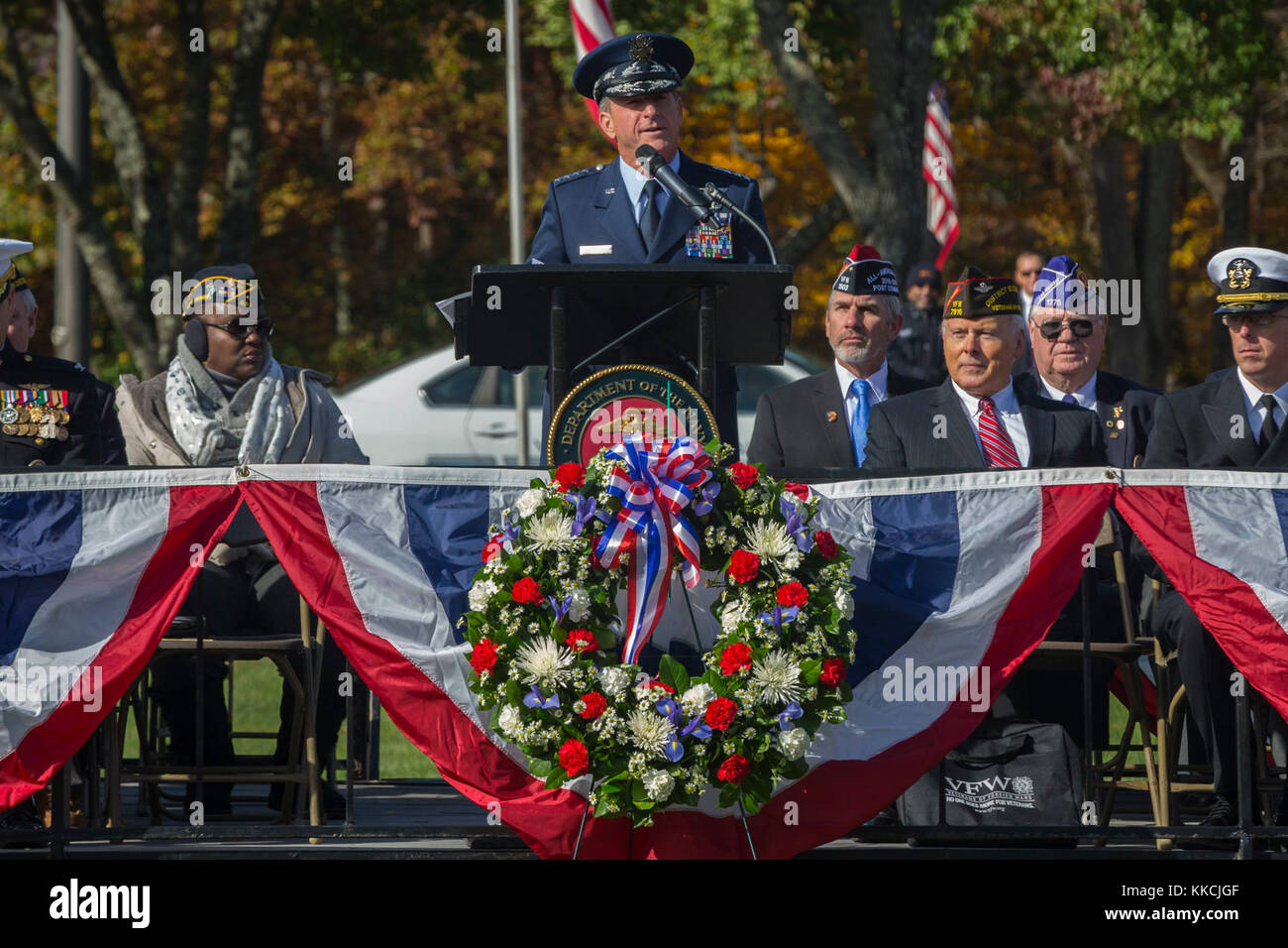 Stati Uniti Air Force gen. David Goldfein, capo del personale, U.S. Air Force parla durante la trentaseiesima edizione Marine Corps base Quantico veterani Cerimonia della Giornata, a Quantico Cimitero Nazionale, Triangolo, Virginia, nov. 11, 2017. Veterani del giorno è un giorno di festa nazionale tenutasi in occasione dell'anniversario della fine della I Guerra Mondiale in onore di Stati Uniti veterani e vittime di tutte le guerre. (U.S. Marine Corps foto di Cpl. Brooke Deiters) Foto Stock