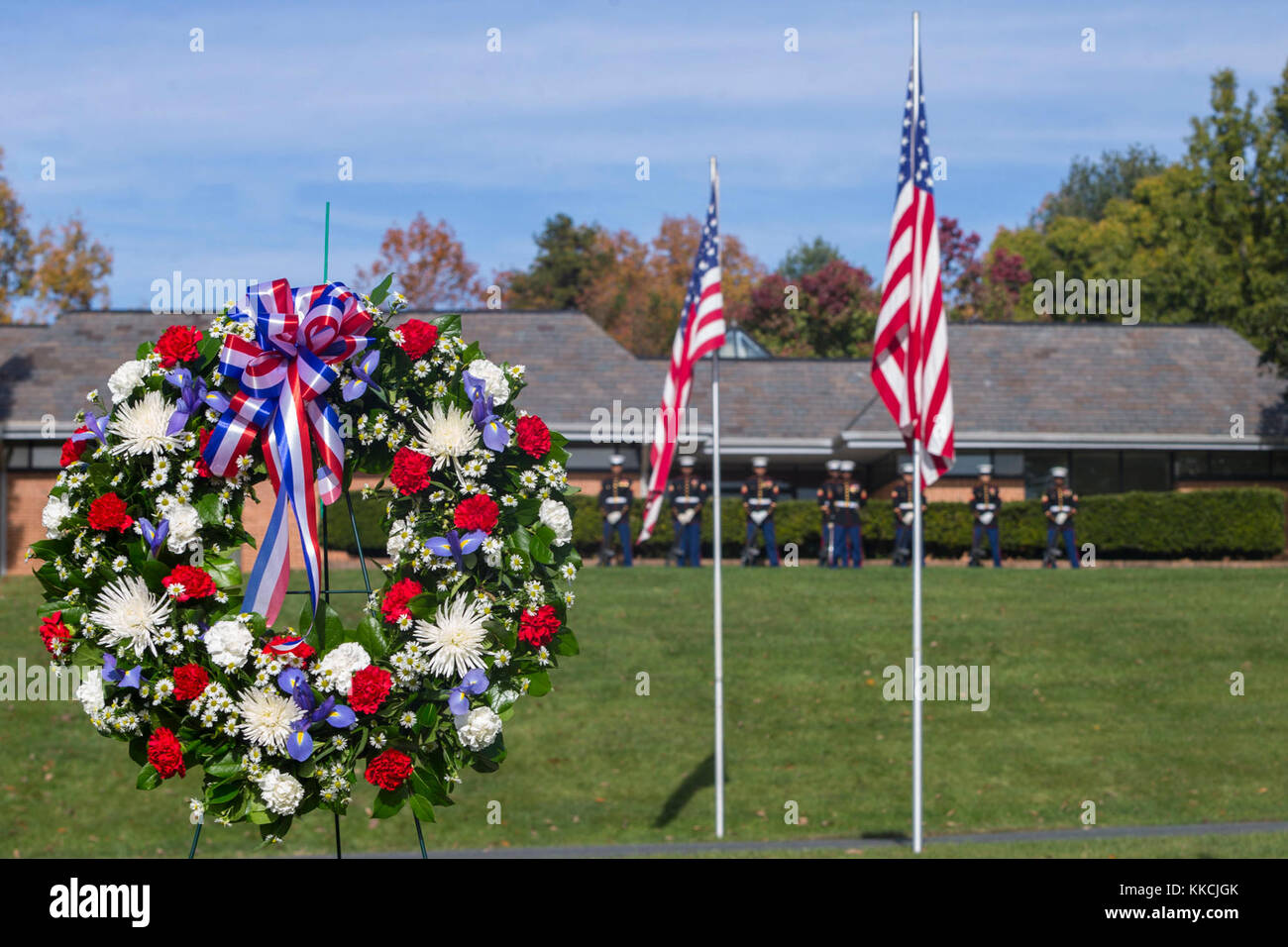 Una corona è impostata sul display durante la trentaseiesima edizione Marine Corps base Quantico veterani Cerimonia della Giornata, a Quantico Cimitero Nazionale, Triangolo, Virginia, nov. 11, 2017. Veterani del giorno è un giorno di festa nazionale tenutasi in occasione dell'anniversario della fine della I Guerra Mondiale in onore di Stati Uniti veterani e vittime di tutte le guerre. (U.S. Marine Corps foto di Cpl. Brooke Deiters) Foto Stock
