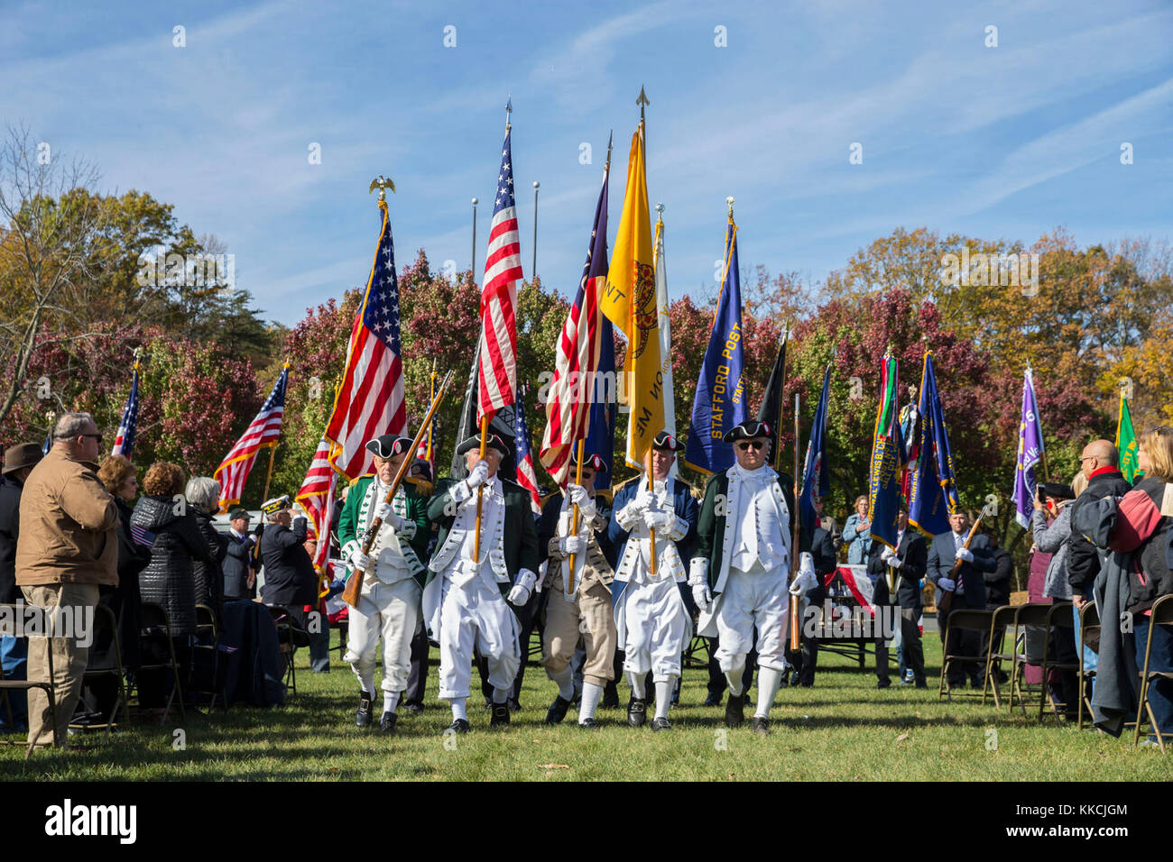 Stati Uniti Il personale militare, del passato e del presente, portare bandiere per la trentaseiesima edizione Marine Corps base Quantico veterani Cerimonia della Giornata, a Quantico Cimitero Nazionale, Triangolo, Virginia, nov. 11, 2017. Veterani del giorno è un giorno di festa nazionale tenutasi in occasione dell'anniversario della fine della I Guerra Mondiale in onore di Stati Uniti veterani e vittime di tutte le guerre. (U.S. Marine Corps foto di Cpl. Brooke Deiters) Foto Stock