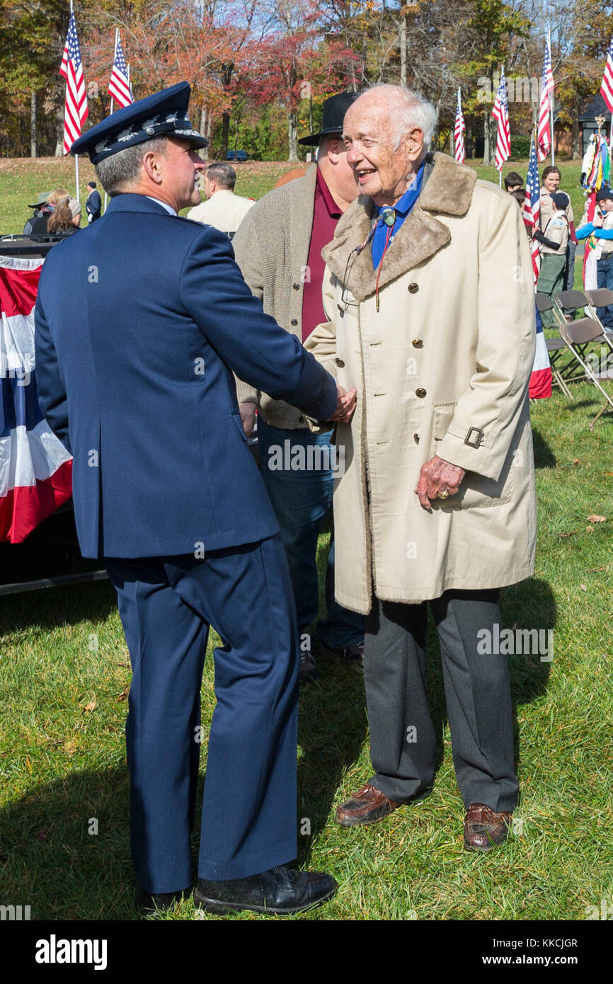 Stati Uniti Air Force gen. David Goldfein, sinistra, capo del personale, U.S. Air Force e Eugene P. Deatrick, Vietnam eroe di guerra, agitare le mani dopo la trentaseiesima edizione Marine Corps base Quantico veterani Cerimonia della Giornata, a Quantico Cimitero Nazionale, Triangolo, Virginia, nov. 11, 2017. Veterani del giorno è un giorno di festa nazionale tenutasi in occasione dell'anniversario della fine della I Guerra Mondiale in onore di Stati Uniti veterani e vittime di tutte le guerre. (U.S. Marine Corps foto di Cpl. Brooke Deiters) Foto Stock