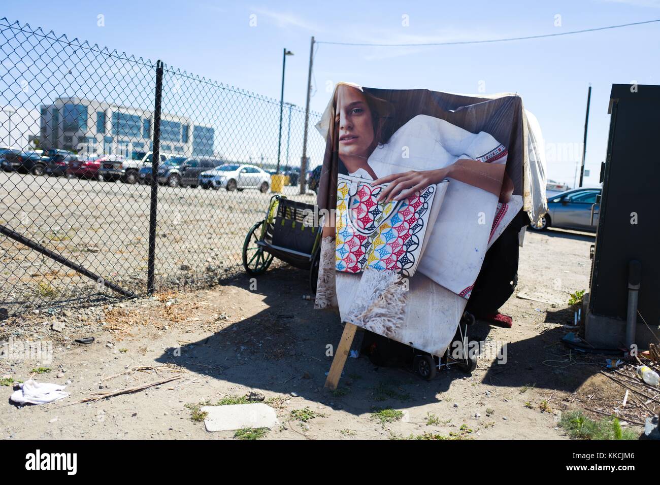 Accampamento per senzatetto, costruito con materiali tra cui un poster di una modella donna che tiene una borsa, nel quartiere Mission Bay di San Francisco, California, 2016. Foto Stock