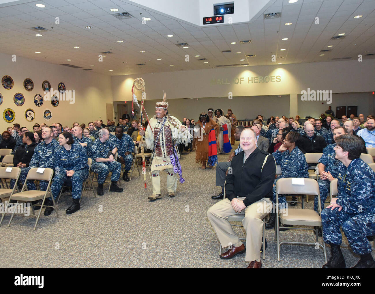 Suffolk, Va. (14 novembre 2017) i membri della tribù indiana di Cherohnaka (Nottoway) ballano durante un'osservanza di un evento multiculturale per celebrare il mese del patrimonio nazionale indiano e nativo dell'Alaska. Più di 300 marinai e dipendenti civili del Dipartimento della Marina assegnati alle forze di informazione Navale; Naval Network Warfare Command (NAVNETWARCOM); Fleet Cyber Command/U.S. 10th Fleet, Suffolk; Navy Cyber Defense Operations Command (NCDOC) e DoD Joint staff si sono riuniti per celebrare il tema di quest'anno "Tanding Together". (U. S. Marina foto di Capo Messa C. Foto Stock