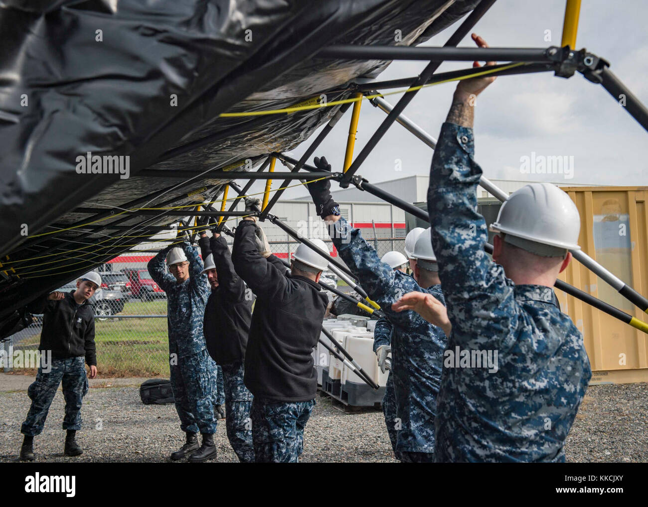 WILLIAMSBURG, Virginia (novembre 14, 2017) i marinai assemblano un'unità medica di spedizione durante un esercizio di addestramento di tre giorni al comando di supporto medico di spedizione della marina, novembre 14, 2017. L'esercizio è stato un evento di familiarizzazione con le attrezzature e certificazione di unità per la prossima missione umanitaria Continuing Promise 2018. (STATI UNITI Foto Navy di Mass Communication Specialist Seaman Cameron M. Stoner/rilasciata) Foto Stock