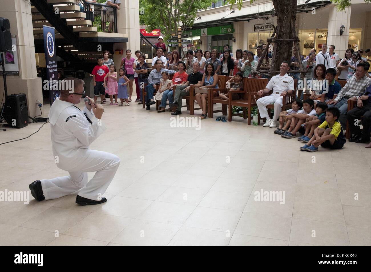 Il musicista di seconda classe Charlie Perkes, membro della 7th Fleet far East Edition Band degli Stati Uniti, canta davanti a un pubblico di cittadini thailandesi durante uno spettacolo al Chrystal Community Mall di Bangkok, Thailandia. Per gentile concessione di Mass Communication Specialist 3rd Class Colin M. Sheridan/US Navy, 2012. Foto Stock