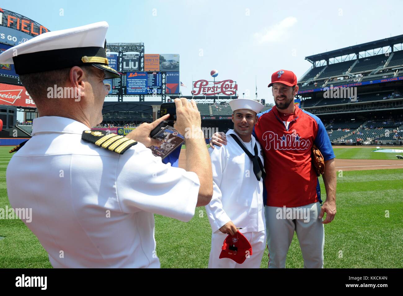 Un marinaio pone con philadelphia phillies lanciatore, cliff lee prima che il quinto annuale militare gioco di apprezzamento al Citi Field durante la settimana della flotta new york 2012, new york. Immagine cortesia la comunicazione di massa specialist seaman molly greendeer/us navy, 2012. Foto Stock