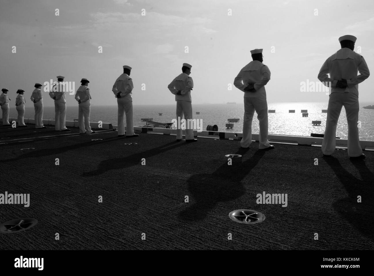 I marinai utilizzano le rotaie della portaerei classe Nimitz USS George Washington CVN 73 con base in Giappone mentre partono da Yokosuka, Giappone, 120526-N-Ww409-253 Yokosuka, Giappone. Per gentile concessione di Mass Communication Specialist 1st Class Jennifer A. Villalovos/US Navy, 1205. Foto Stock