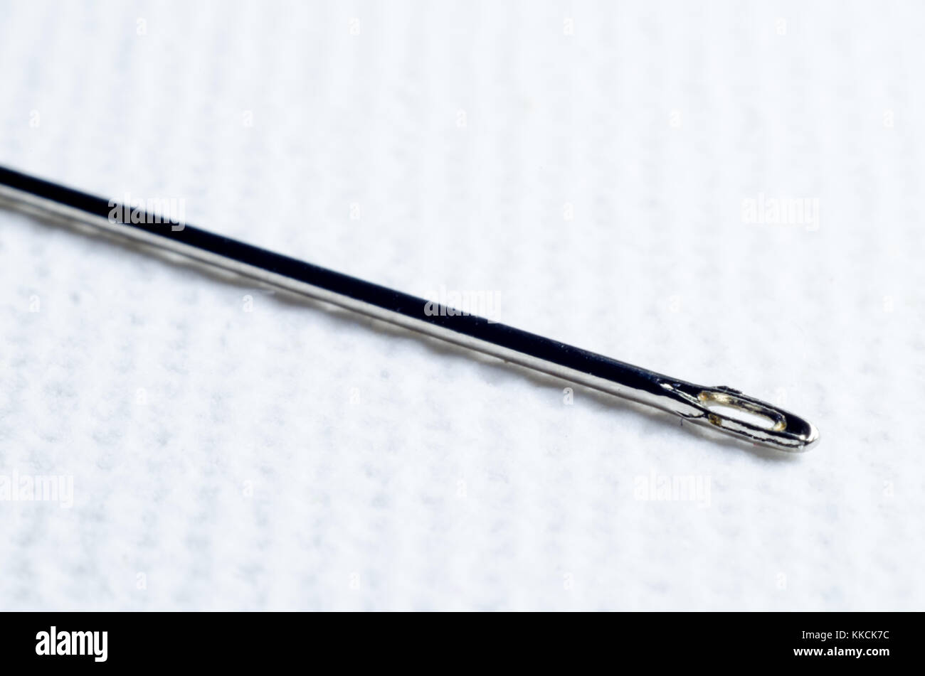 Una fotografia macro di un ago di cucitura Foto Stock