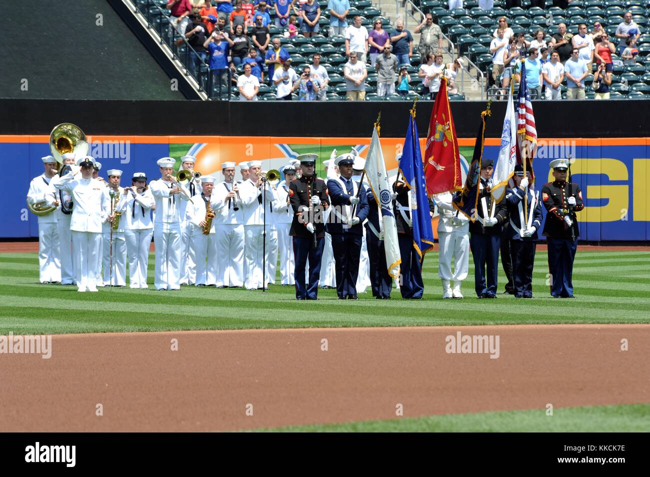 La us navy band northeast esegue l inno nazionale e un color guard i colori di riscatto prima che il quinto annuale militare gioco di apprezzamento al Citi Field durante la settimana della flotta new york 2012, new york. Immagine cortesia la comunicazione di massa specialist seaman molly greendeer/us navy, 2012. Foto Stock