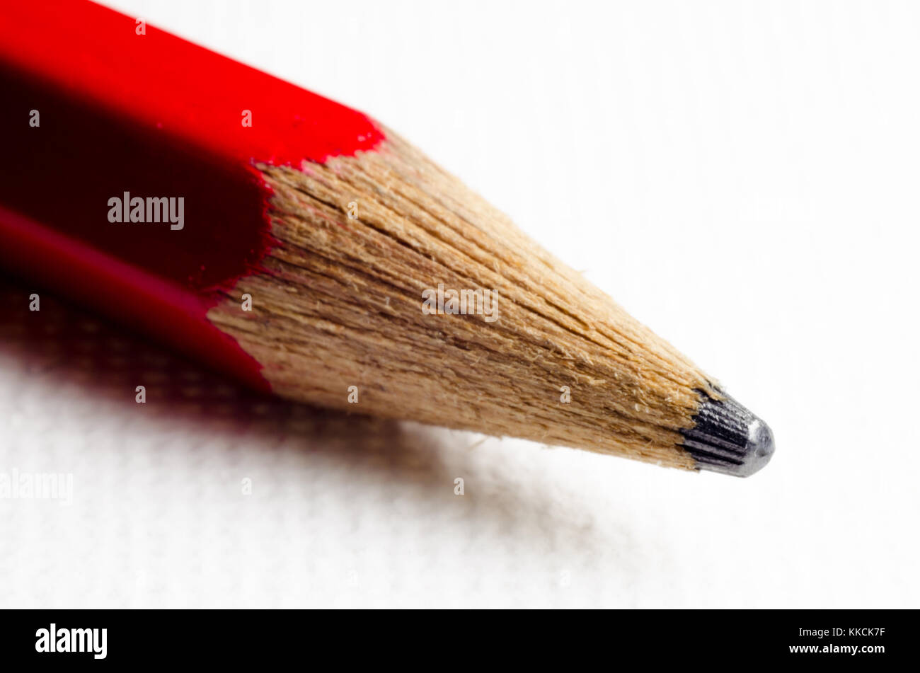 Una fotografia macro di una matita rossa punto Foto Stock