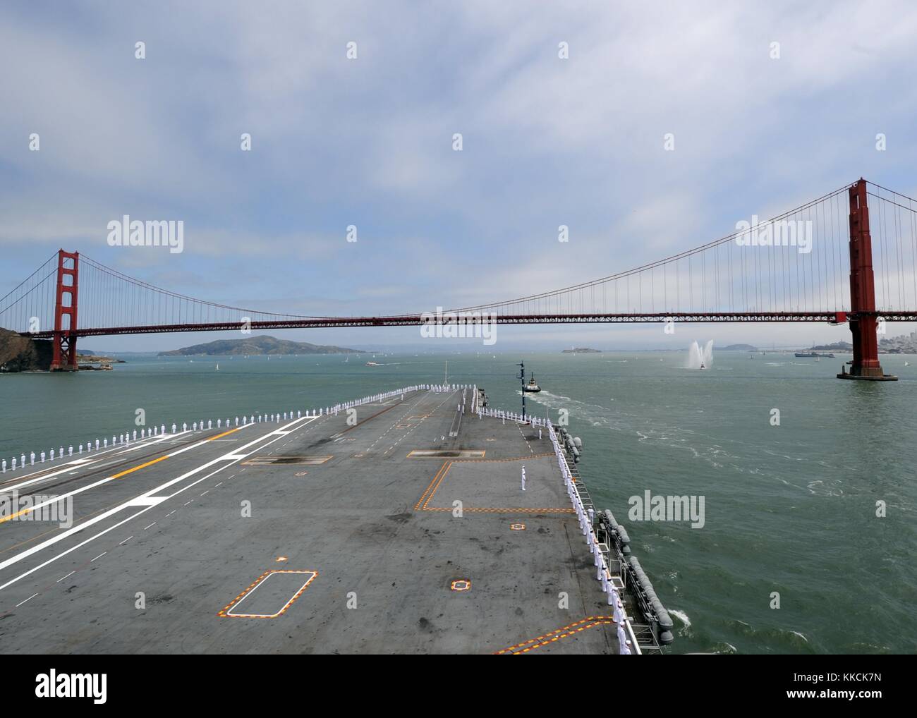 I marinai a bordo della portaerei USS nimitz cvn 68 uomo le rotaie come la nave passa sotto il Golden Gate bridge di san francisco. Immagine cortesia la comunicazione di massa specialista di terza classe thomas g. siniff/us navy, 2012. Foto Stock