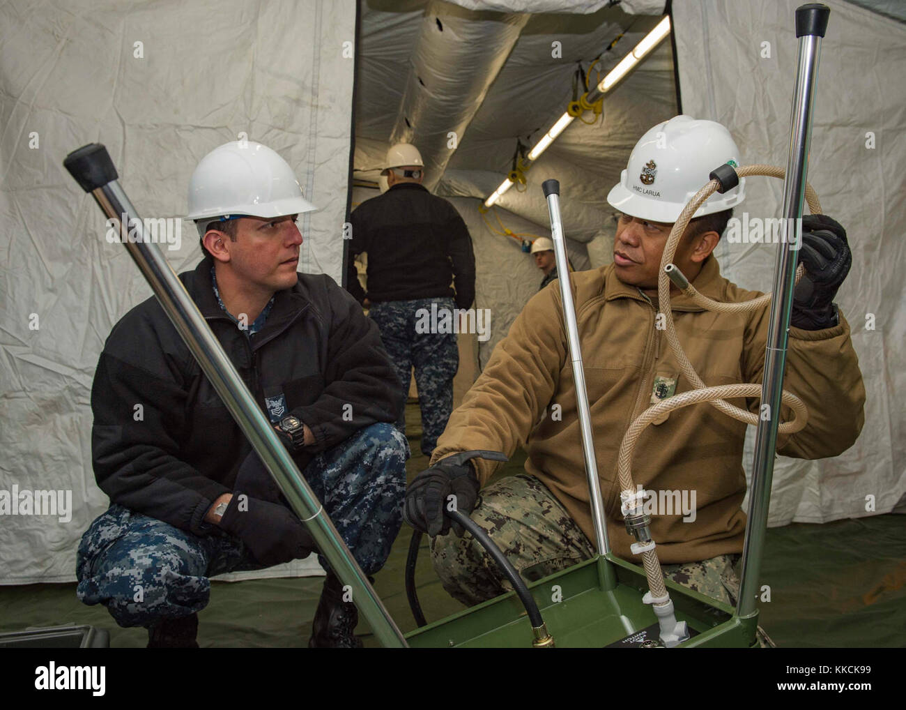 WILLIAMSBURG, Virginia (nov. 15, 2017) Capo Hospital Corpsman Melchor Larua e Hospital Corpsman 1a classe Anacleto Delagarza assemblare un sistema di acqua all'interno di un medico Expeditionary Unit durante una tre-giorni di esercizio al Marine Expeditionary supporto medico comando, nov. 15, 2017. L'esercizio è servita come una apparecchiatura familiarizzazione e unità di evento di certificazione per la prossima missione umanitaria continua promessa 2018. Foto Stock