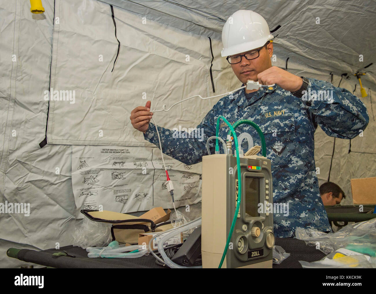 WILLIAMSBURG, Virginia (novembre 15, 2017) Lt. j.g. Kennith Argoncillo assembla un ventilatore all'interno di un'unità Expeditionary Medical durante un esercizio di tre giorni presso il Navy Expeditionary Medical Support Command, novembre 15, 2017. L'esercizio è stato un evento di familiarizzazione con le attrezzature e certificazione di unità per la prossima missione umanitaria Continuing Promise 2018. (STATI UNITI Foto Navy di Mass Communication Specialist Seaman Cameron M. Stoner/rilasciata) Foto Stock