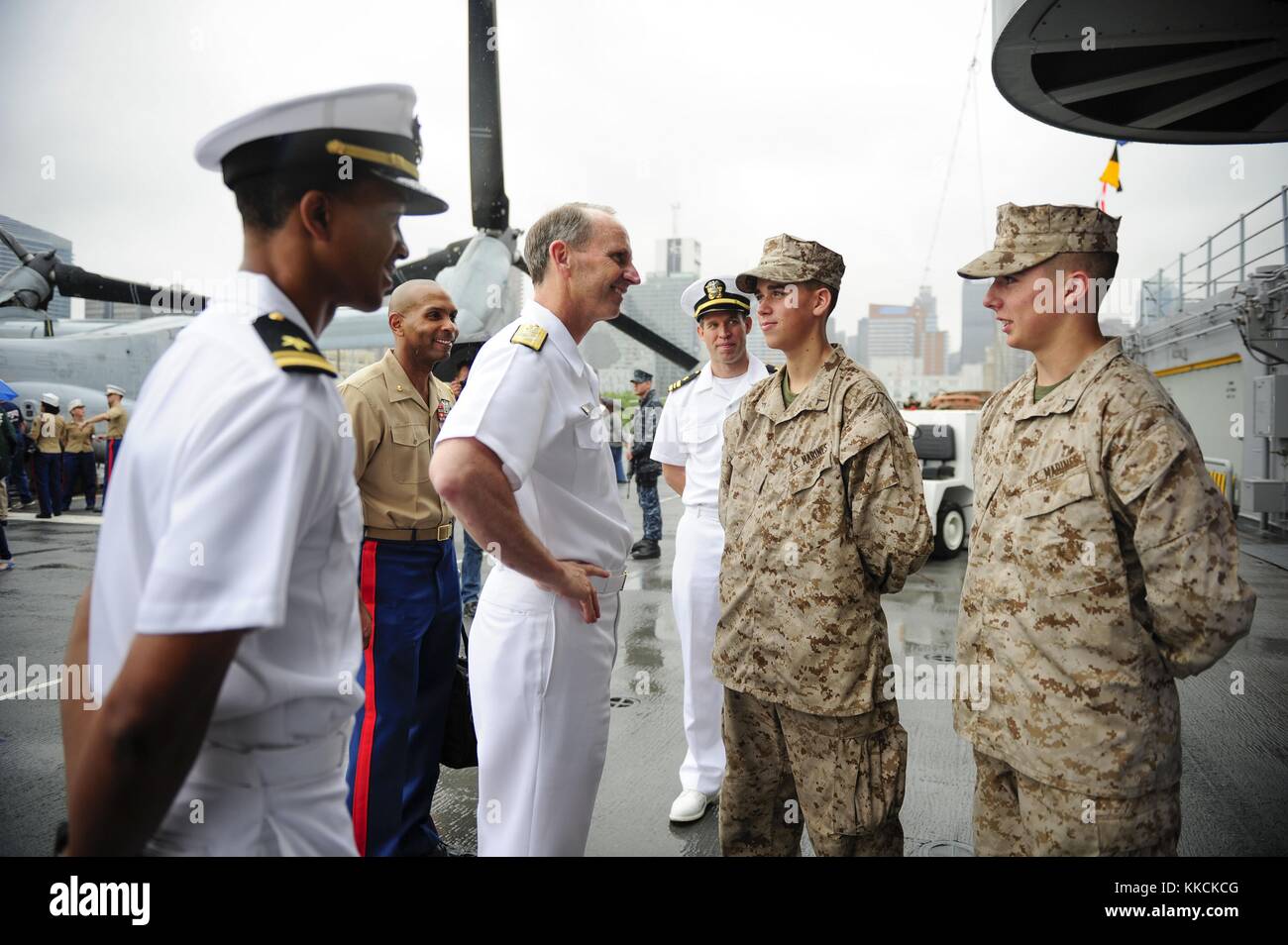 Il capo delle operazioni navali CNO ammiraglio Jonathan Greenert incontra i Marines a bordo della nave d'assalto anfibia USS Wasp LHD 1 durante la Fleet Week New York 2012, New York. Immagine gentilmente concessa dallo specialista di comunicazione di massa di 1a classe Peter D. Lawlor/US Navy. 2012. Foto Stock