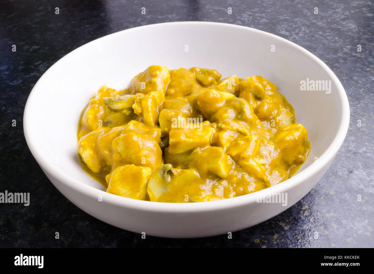 Pollo e curry di funghi in una ciotola bianco Foto Stock