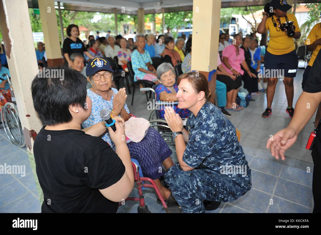 Il comandante Carol McKenzie, comandante della nave da sbarco anfibia USS Germantown LSD 42, parla con Lamai Auiyabuth a Banglamung Home per anziani dopo averla presentata con un berretto da ballo Germantown, Chonburi, Thailandia. Per gentile concessione di Mass Communication Specialist Seaman Gregory A. Harden II/US Navy, 2012. Foto Stock