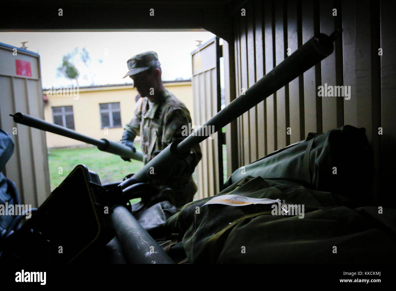 1Lt. Caleb DeVries, Lexington, KY., nativo e un ufficiale di aviazione con il 227th reggimento di aviazione, 1° aria brigata di cavalleria, 1a divisione di cavalleria, afferra le forniture provenienti da un contenitore di storage per supportare la sua unità della missione in Atlantico risolvere nov. 20, 2017. Atlantic risolvere è un Stati Uniti cercano di adempiere gli impegni della NATO ruotando NEGLI STATI UNITI le unità di base in tutto il teatro europeo a scoraggiare le aggressioni contro gli alleati della NATO in Europa. (U.S. Esercito foto di Spc. Hubert D. Delany III/22 Mobile degli affari pubblici distacco) Foto Stock