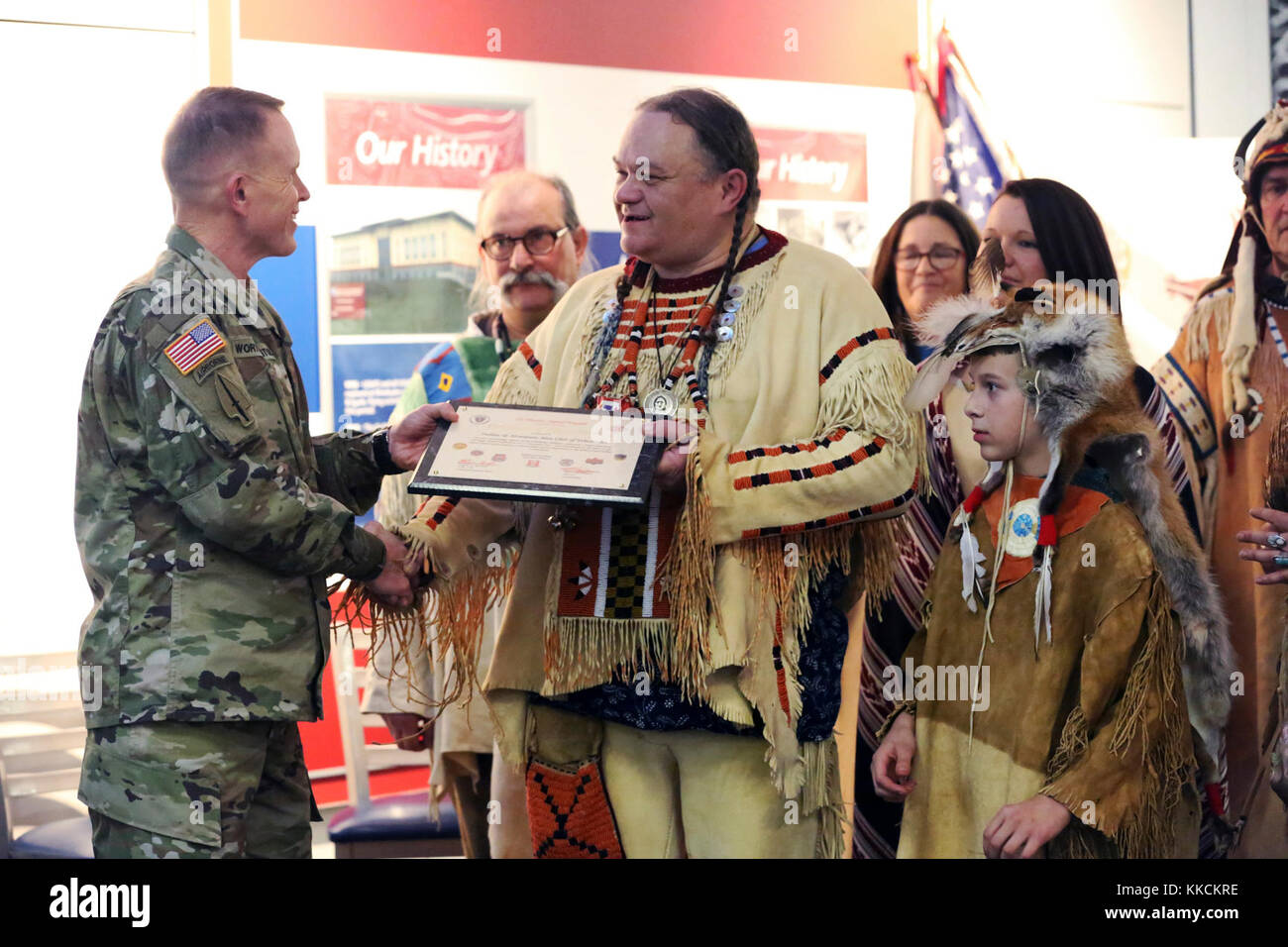 Stati Uniti Esercito Col. Jeff Worthington, comandante del secondo segnale di teatro brigata, presenta un certificato di apprezzamento ai membri dell'Indiano e gli uomini della montagna Club di Wiesbaden seguendo il loro patrimonio culturale il canto e la danza mostra presso l'U.S. Army Garrison Wiesbaden Storia dei nativi americani mese di celebrazione e di osservanza nov. 21, 2017 a Exchange in Hainerberg area di alloggiamento. (U.S. Foto dell'esercito da William B. King) Foto Stock