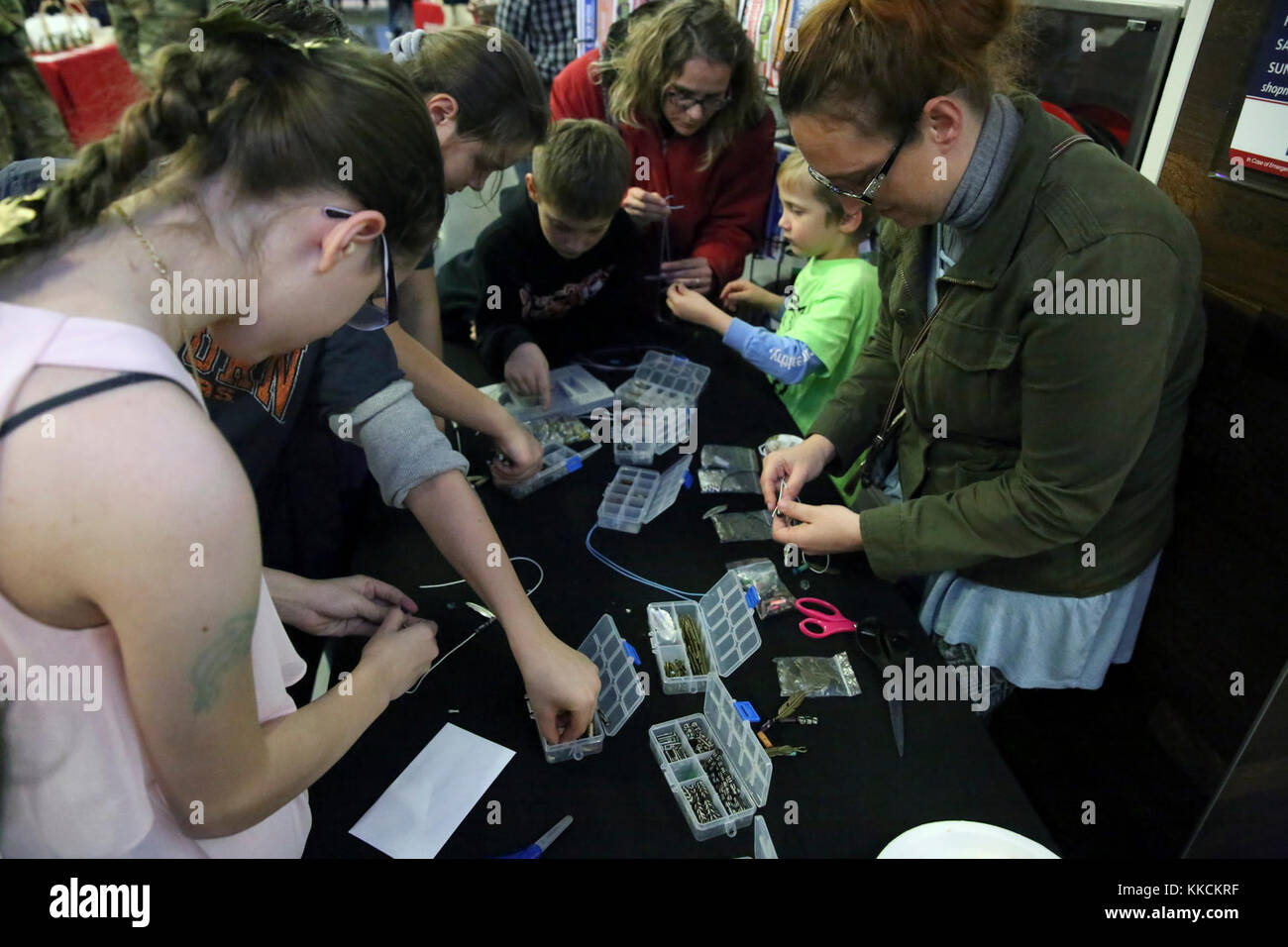 I giovani fanno tradizionale nativa americana amicizia bracciali in corrispondenza di una stazione di artigianato durante gli Stati Uniti Army Garrison Wiesbaden Storia dei nativi americani mese di celebrazione e di osservanza nov. 21, 2017 a Exchange in Hainerberg area di alloggiamento. (U.S. Foto dell'esercito da William B. King) Foto Stock