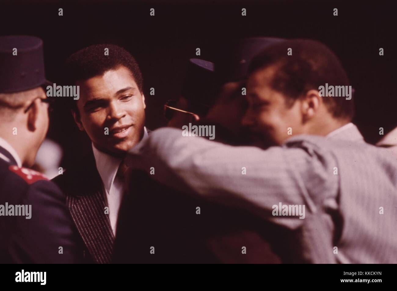 Il campione di pugilato dei pesi massimi Muhammad Ali partecipa a una celebrazione del giorno del Salvatore a Chicago, data dal leader religioso musulmano nero Elia Muhammad. Immagine gentilmente concessa da John White/US National Archives. Marzo 1974. Foto Stock