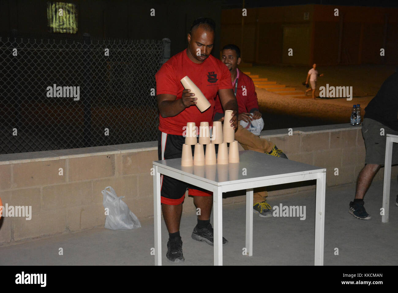 CAMP ARIFJAN, Kuwait- Private Angel Escobar, 854th Engineer Battaglione, Fort Dix New Jersey compete nei MWR Turkey Games il giorno del Ringraziamento, Camp Arifjan, Kuwait, 23 novembre 2017. (STATI UNITI Foto dell'esercito di Vanessa Rios) Foto Stock