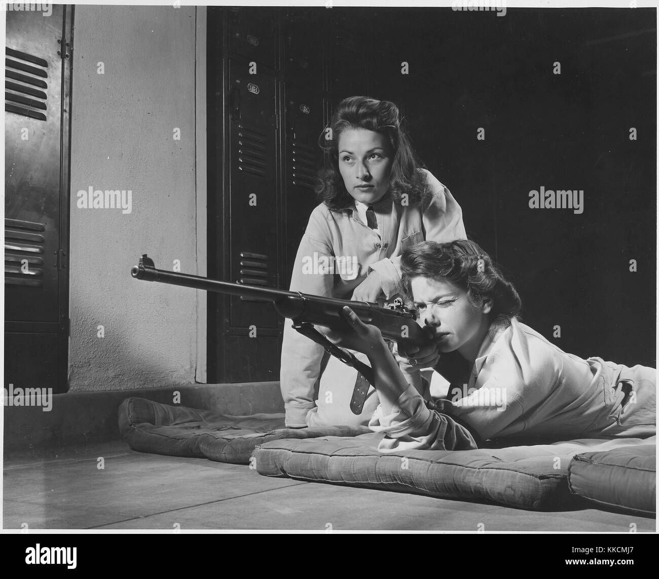 Formazione in precisione di tiro aiuta le ragazze a roosevelt high school di Los Angeles, California, si sviluppano in responsabile delle donne. parte di vittoria corps attività ci, fucile pratica incoraggia le ragazze ad essere precisi nella gestione delle armi da fuoco. Immagine cortesia archivi nazionali. 1942. Foto Stock