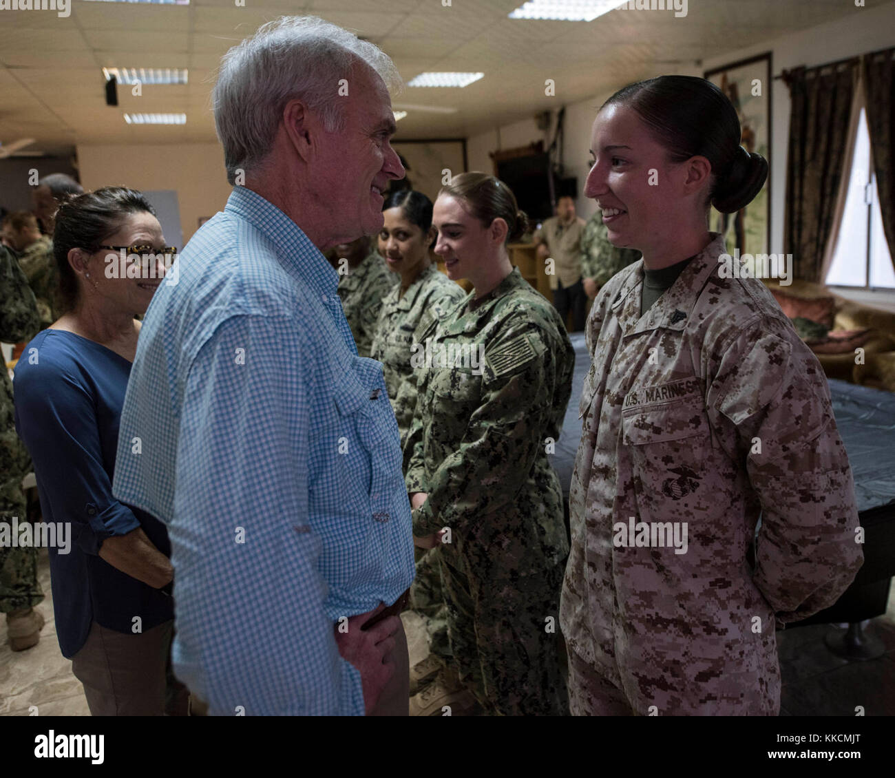 Il segretario della Marina Richard V. di Spencer e di sua moglie, la sig.ra Sarah Pauline Finch Spencer, aveva la colazione con le truppe e girato Camp Lemonnier strutture durante una visita alla base, nov. 24, 2017. Mentre sulla base, la sig.ra Spencer girato tutto il meccanismo di assistenza medica di emergenza, arruolato nelle caserme, Centro Fitness, Navy Exchange e la cambusa. (U.S. Air National Guard photo by Staff Sgt. Allyson L. maniere) Foto Stock