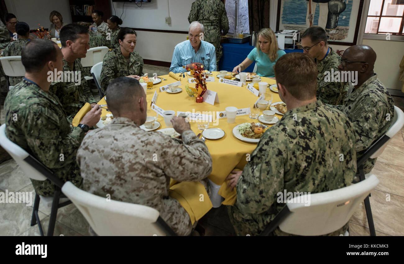 Il segretario della Marina Richard V. di Spencer e di sua moglie, la sig.ra Sarah Pauline Finch Spencer, aveva la colazione con le truppe e girato Camp Lemonnier strutture durante una visita alla base, nov. 24, 2017. Mentre sulla base, la sig.ra Spencer girato tutto il meccanismo di assistenza medica di emergenza, arruolato nelle caserme, Centro Fitness, Navy Exchange e la cambusa. (U.S. Air National Guard photo by Staff Sgt. Allyson L. maniere) Foto Stock