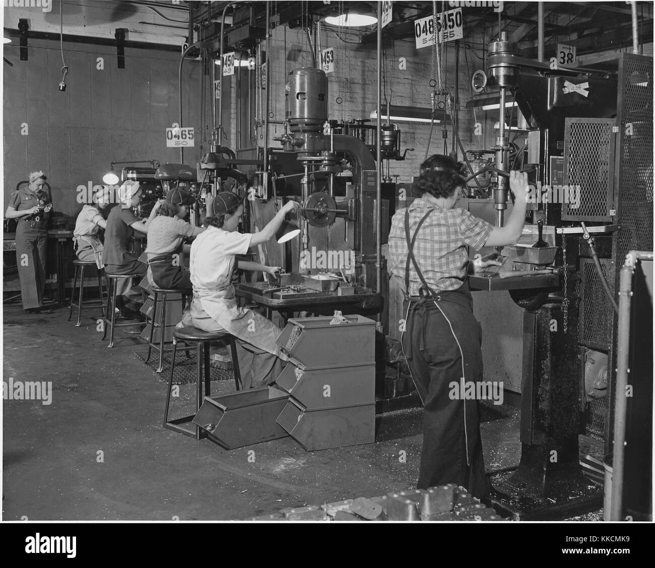 Donna Uomo America's macchine in un west coast aereo fabbrica dove il cambio di rotazione del trapano verticale degli operatori è composta quasi esclusivamente da donne, durante la prima guerra mondiale 2. Immagine cortesia archivi nazionali, 1942. Foto Stock