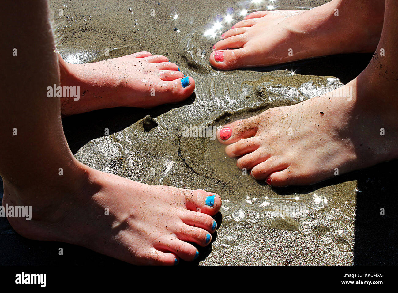 Close up di childs dipinto le dita dei piedi nella sabbia squishy in sumertime Foto Stock