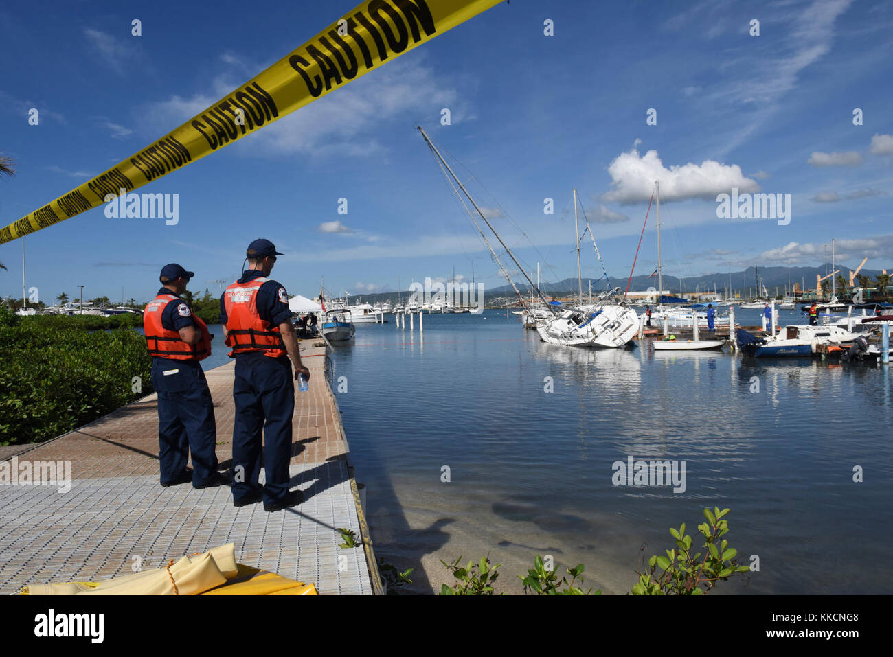 Costa due guardie osservare una nave dotata di messa a terra in preparazione per le operazioni di salvataggio in Ponce, Puerto Rico, nov. 27, 2017. Il recipiente è stato collegato a massa a causa dell'Uragano Maria. La Maria FSE-10 PR comando unificato, consistente del dipartimento delle risorse naturali e ambientali, U.S. Coast Guard, in congiunzione con il Porto Rico della qualità ambientale Scheda di controllo, Agenzia di protezione ambientale e di Stati Uniti e Fish & Wildlife Service, risponde alle navi trovato essere danneggiato, spostato, sommerse o affondata. Parte del FSE-10 missione è la protezione di habitat sensibili e threate Foto Stock