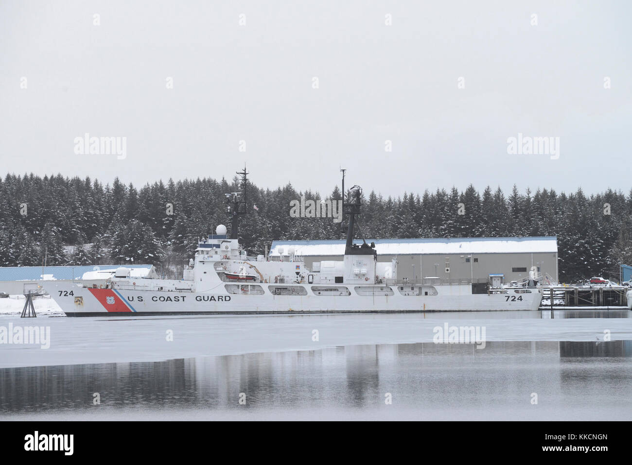 KODIAK, Alaska - il Cutter della Guardia Costiera Douglas Munro siede al suo homeport a Kodiak, Alaska, 27 novembre 2017. Il Douglas Munro è un taglierina di resistenza alta 378 piedi che prende il nome dal vincitore della Medal of Honor, primo uomo di guardia costiera Douglas A. Munro. U.S. Coast Guard foto di Petty Officer 1st Class Charly Hengen. Foto Stock