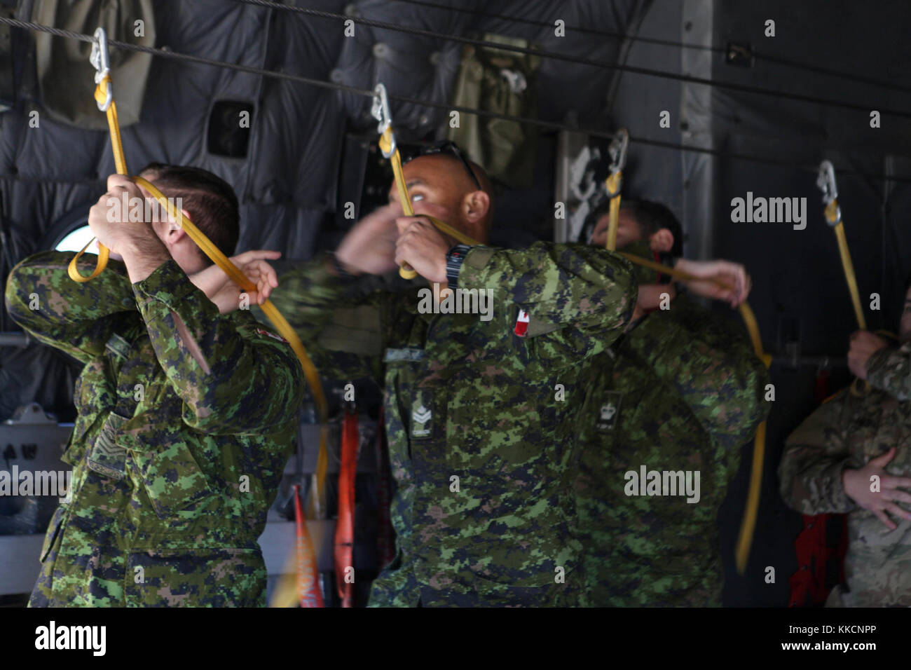Esercito canadese Jumpmasters andare attraverso azioni sul velivolo in C-130 Hercules mock-up per il ventesimo annuale di Randy su Memorial il funzionamento del giocattolo Drop on nov. 28, 2017 a Fort Bragg, NC. Questi jumpmasters fanno parte del ventesimo annuale di Randy Oler Memorial il funzionamento del giocattolo Drop. Quest'anno, nove paesi partecipano ed essi includono; la Colombia, Canada, Lettonia, Danimarca, Paesi Bassi, Svezia, Italia, Germania e Polonia. Il funzionamento del giocattolo Drop, ospitato dall'U.S. Esercito degli affari civili &AMP; le operazioni psicologiche il comando (Airborne) ed è il più grande combinati airborne operazione condotta in tutto il mondo. Th Foto Stock