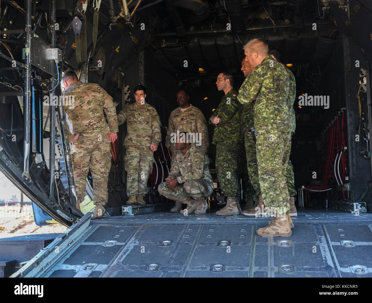 Stati Uniti Esercito Jumpmasters istruire esercito canadese Jumpmasters su airborne operazioni condotte nel C-130 Hercules mock-up per il ventesimo annuale di Randy su Memorial il funzionamento del giocattolo goccia il Nov 28, 2017 a Fort Bragg, NC. Questi jumpmasters fanno parte del ventesimo annuale di Randy Oler Memorial il funzionamento del giocattolo Drop. Quest'anno, nove paesi partecipano ed essi includono; la Colombia, Canada, Lettonia, Danimarca, Paesi Bassi, Svezia, Italia, Germania e Polonia. Il funzionamento del giocattolo Drop, ospitato dall'U.S. Esercito degli affari civili &AMP; le operazioni psicologiche il comando (Airborne) ed è il più grande combinati airborne opera Foto Stock