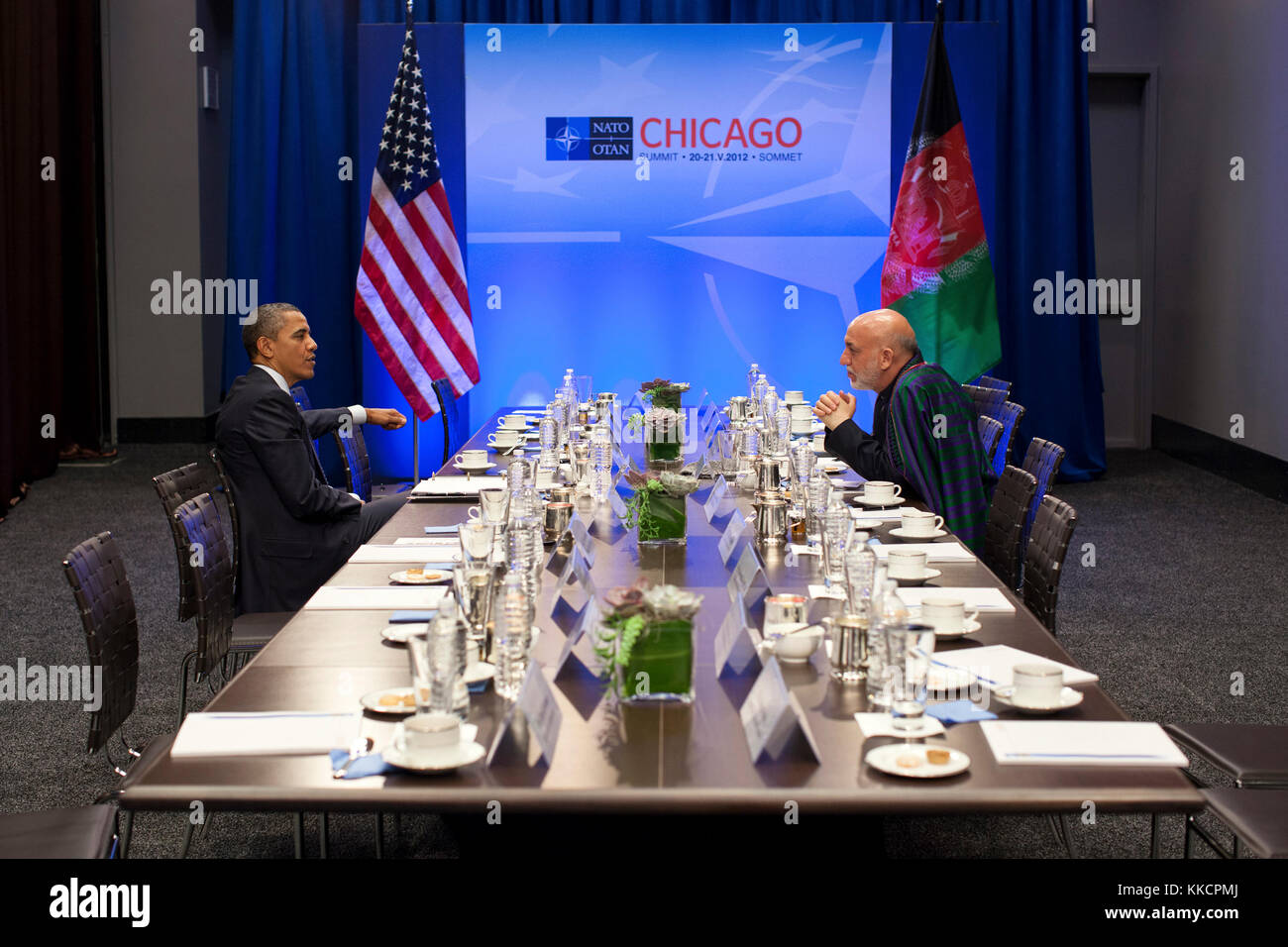 Il presidente Barack Obama i colloqui con il presidente Hamid Karzai in Afghanistan durante il vertice della Nato a Chicago, ill., 20 maggio 2012. (Official white house photo by pete souza) Questo ufficiale della casa bianca fotografia viene reso disponibile solo per la pubblicazione da parte di organizzazioni di notizie e/o per uso personale la stampa dal soggetto(s) della fotografia. la fotografia non possono essere manipolati in alcun modo e non può essere utilizzata in ambienti commerciali o materiali politici, pubblicità, e-mail, prodotti promozioni che in qualsiasi modo suggerisce di approvazione o approvazione del presidente, la prima famiglia, o la casa bianca Foto Stock