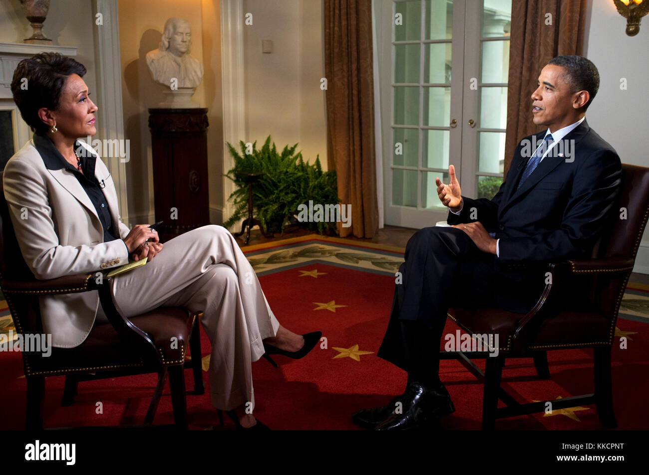 Il presidente Barack Obama partecipa a un'intervista con Robin Roberts di abc Good Morning America, nel cabinet room della casa bianca, 9 maggio 2012. (Official white house photo by pete souza) Questo ufficiale della casa bianca fotografia viene reso disponibile solo per la pubblicazione da parte di organizzazioni di notizie e/o per uso personale la stampa dal soggetto(s) della fotografia. la fotografia non possono essere manipolati in alcun modo e non può essere utilizzata in ambienti commerciali o materiali politici, pubblicità, e-mail, prodotti promozioni che in qualsiasi modo suggerisce di approvazione o approvazione del presidente, del primo Foto Stock