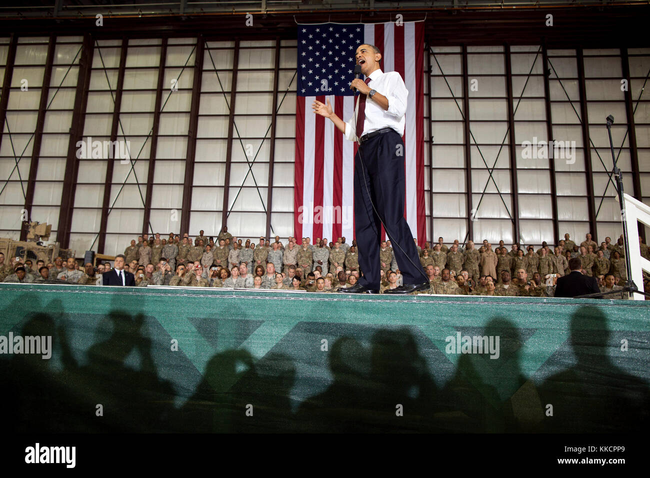 Il presidente Barack Obama offre commento alle truppe a bagram air field, Afghanistan, 1 maggio 2012. (Official white house photo by pete souza) Questo ufficiale della casa bianca fotografia viene reso disponibile solo per la pubblicazione da parte di organizzazioni di notizie e/o per uso personale la stampa dal soggetto(s) della fotografia. la fotografia non possono essere manipolati in alcun modo e non può essere utilizzata in ambienti commerciali o materiali politici, pubblicità, e-mail, prodotti promozioni che in qualsiasi modo suggerisce di approvazione o approvazione del presidente, la prima famiglia, o la casa bianca. Foto Stock