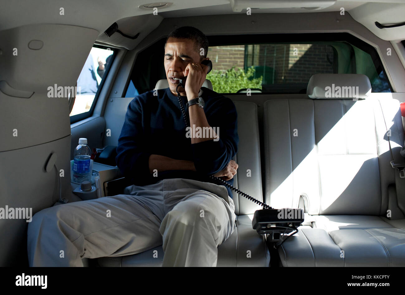 Il presidente Barack Obama parla al telefono con l'Afghanistan il presidente Hamid Karzai dal proprio veicolo al di fuori della Jane e. lawton community center di Chevy Chase, Maryland, domenica, 11 marzo 2012. Foto Stock