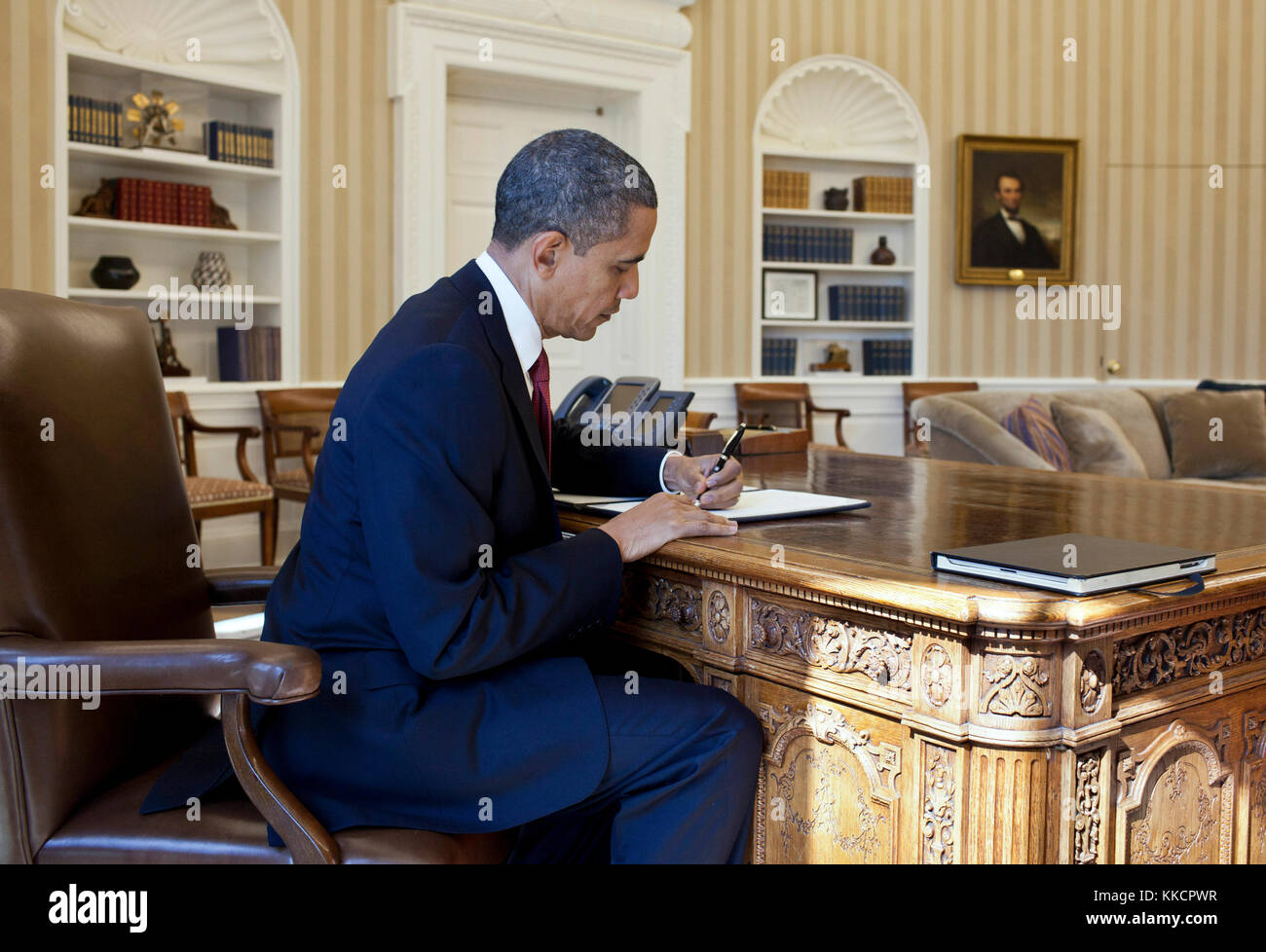 Il presidente Barack Obama firma un ordine esecutivo intitolata "Creazione del commercio tra le agenzie di esecuzione, Centro' nell'Ufficio Ovale, 28 febbraio, 2012. Foto Stock