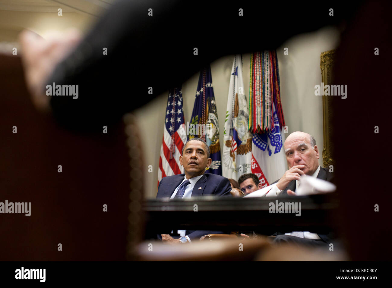 Il presidente Barack Obama e il capo dello staff bill daley ascoltare durante un incontro con i consulenti senior nella sala roosevelt della casa bianca, jan. 6, 2012. Foto Stock