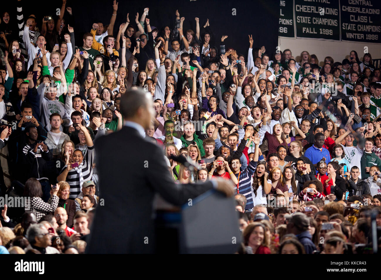 I membri del pubblico si rallegrano come il presidente Barack Obama ha espresso osservazioni sull'American Jobs Act alla Manchester Central High School di Manchester, N.H., 22 novembre 2011. Foto Stock
