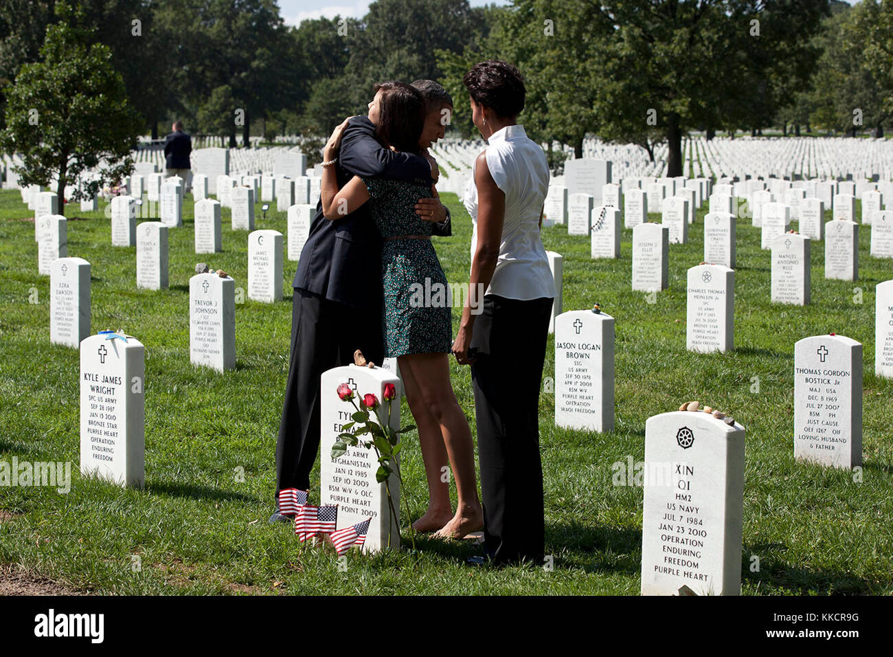 Sept. 10, 2011 "Il presidente abbraccia una donna durante una visita con la first lady alla sezione 60 di Arlington il Cimitero Nazionale di Arlington, VA. sezione 60 è riservato per il personale militare che hanno perso la loro vita durante il combattimento in Afghanistan e in Iraq". Foto Stock