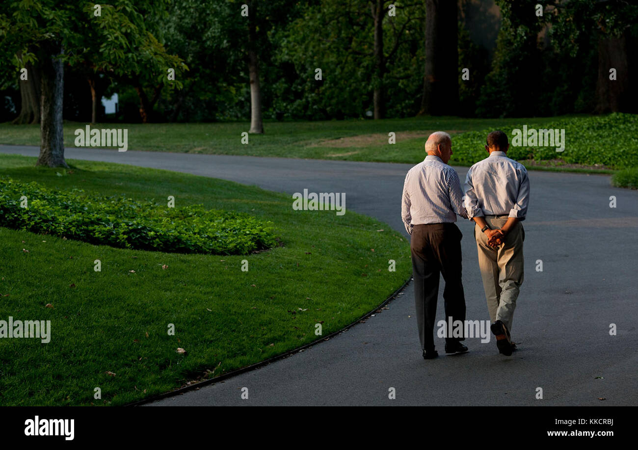 Luglio 24, 2011 'durante una pausa nel limite del debito e deficit negoziati con il Congresso e il presidente passeggiate intorno al south lawn drive della casa bianca con il vice presidente in una domenica di luglio. Come hanno camminato, stavo cercando di prendere loro dove vi era una tasca di luce del sole che filtra attraverso gli alberi.". Foto Stock