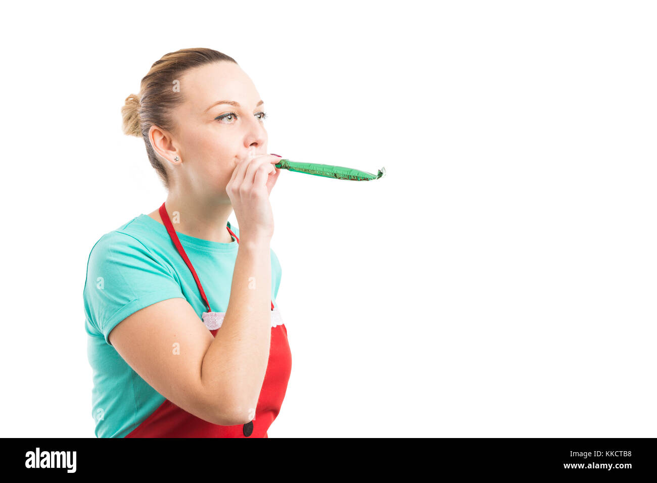 La governante cameriera o cameriera partito di soffiaggio whistle indossando grembiule rosso isolato su sfondo bianco con la copia e lo spazio di testo Foto Stock