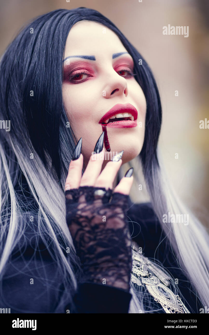 Ritratto di felice vampiro donna con flusso di sangue in bocca Foto Stock