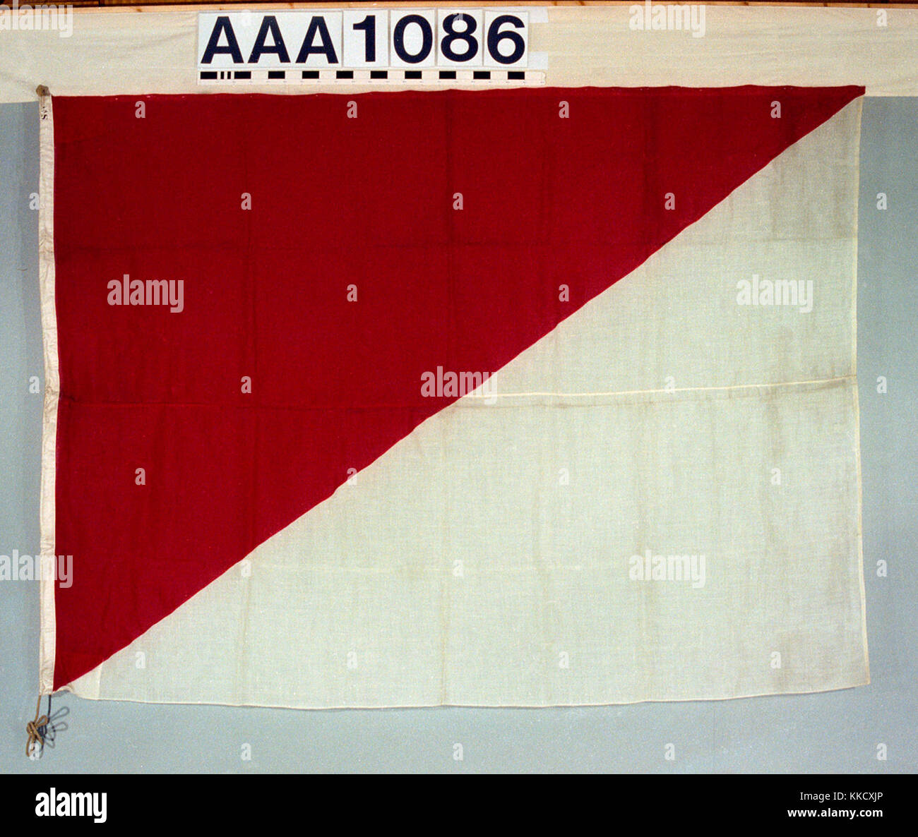 La bandiera della casa dei fratelli Watson, Glasgow. La bandiera è di lana bunting, macchina cuciti con un paranco di lino. Una corda e passare in legno è attaccato. Inscritto sul paranco: '8 FT". Una bandiera rettangolare divisa in diagonale da sinistra in basso a destra in alto, rosso e bianco. AAA1086 Casa bandiera, Watson fratelli RMG RP-73-35A Foto Stock